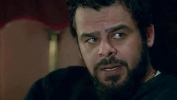 منذر رياحنة  يكسر ساقه بسبب (دقة قلب)
