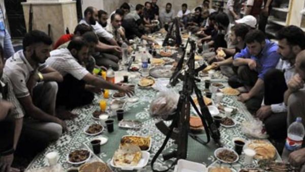 مقاتلون من المعارضة في حلب يتجمعون في افطار رمضاني/ارشيف