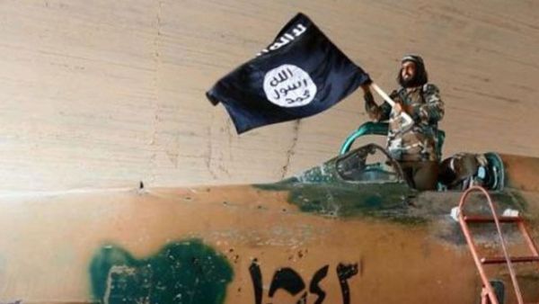 قيام “داعش” بالتحليق بثلاث طائرات حربية، انطلقت من مطار الطبقة العسكري 