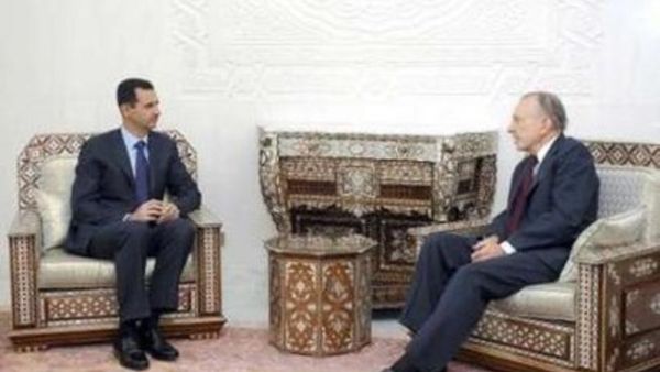  الاسد خلال استقباله عضو مجلس الشيوخ الاميركي السيناتور الديمقراطي ارلين سبيكتر.
