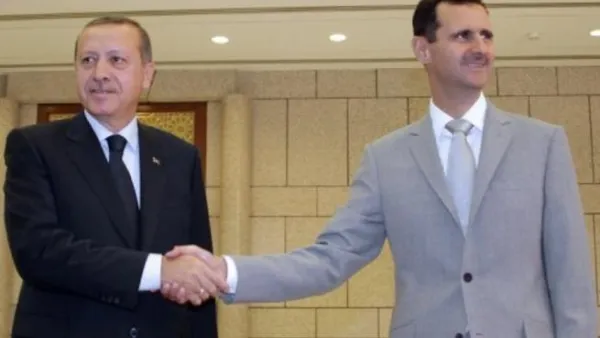 الرئيس السوري بشار الاسد يصافح رئيس الورزا التركي رجب طيب اردوغان في قصر الشعب الرئاسي في دمشق 
