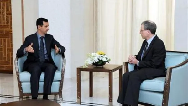 السفير الاميركي روبرت فورد (إلى اليمين) اثناء اجتماع مع الرئيس السوري بشار الاسد 