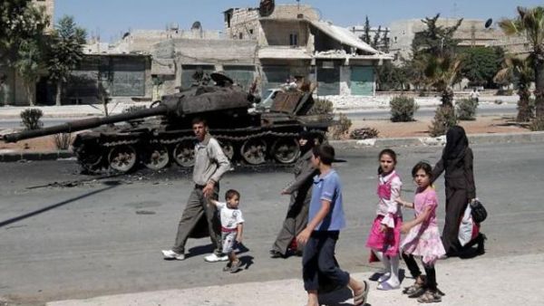 عائلة سورية تفر من مناطق الاشتباكات/أ.ف.ب