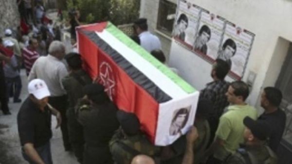 رجال امن فلسطينيون يحملون نعش ابو زنط