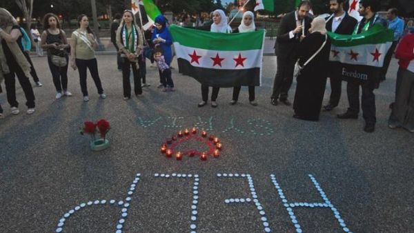 UNITED STATES, Washington : Demonstrators calling for help from US President Obama on the Syrian revolution protest in front of the White House late August 21, 2013, in Washington, DC. AFP PHOTO/Paul J. Richards