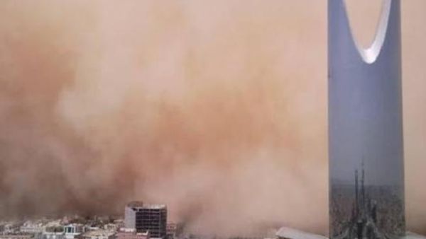 مشهد من العاصفة الترابية التي ضربت الرياض مشهد من العاصفة الترابية التي ضربت الرياض