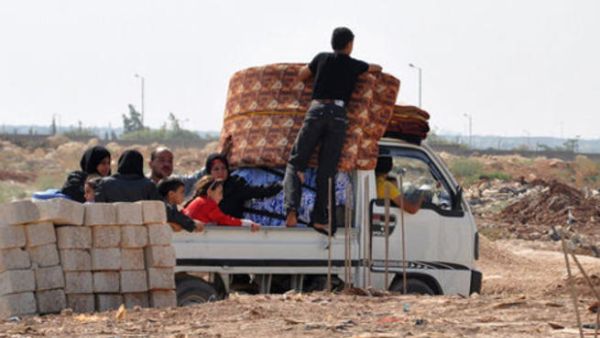 عائلة سورية تفر من حلب الى الشمال/أ.ف.ب