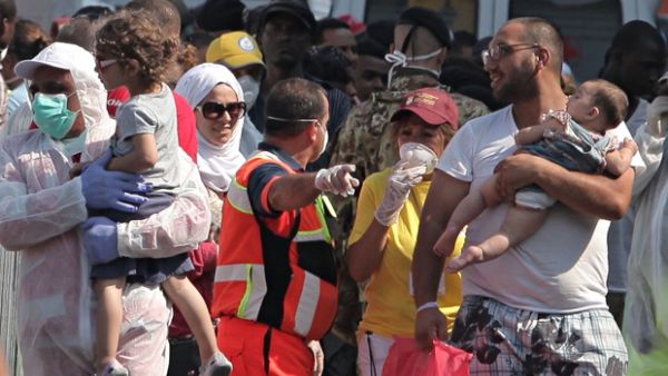 Syrian migrants receive medical treatment upon arrival in Italy, September 2014.  (AFP/Roberta Basile)