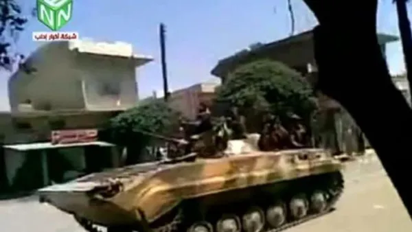 دبابة تابعة للجيش السوري تشارك في السيطرة على الإحتجاجات