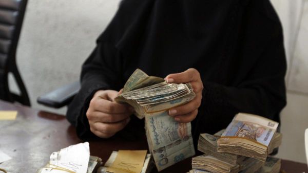 A Yemeni woman holds onto YER (AFP/FILE)