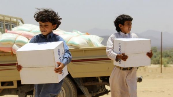 Displaced Yemeni children receive aid from UNICEF, the UN children's agency.  The UN envoy to Yemen Sunday called for an extension to the five-day humanitarian truce in the country.  (AFP/File)