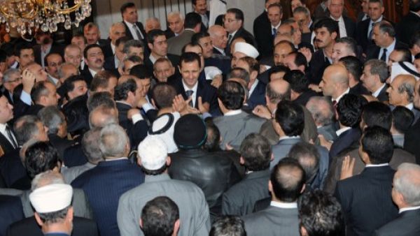 صورة وزعتها الخميس وكالة الانباء الرسمية السورية للرئيس السوري محاطا بمناصريه في احد جوامع دمشق في ذكرى المولد النبوي/أ.ف.ب