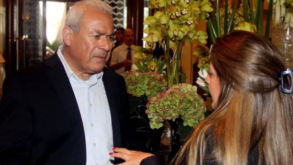 رئيس المجلس الوطني السوري السابق برهان غليون يتحدث الى مراسلة صحفية في الدوحة،الاثنين، خلال اجتماع المعارضة في العاصمة القطرية/ا.ف.ب