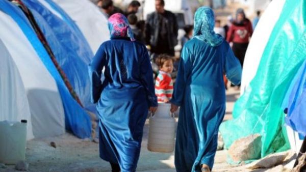 سوريات في مخيم قاه القريب من الحدود مع تركيا/أ.ف.ب