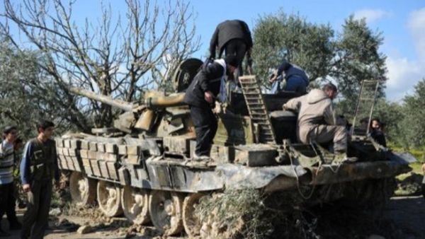 مقاتلون من المعارضة يحاولن اصلاح دبابة من طراز ت/55 سوفيتية الصنع تركها جنود نظاميون في اليعقوبية/شمال/أ.ف.ب