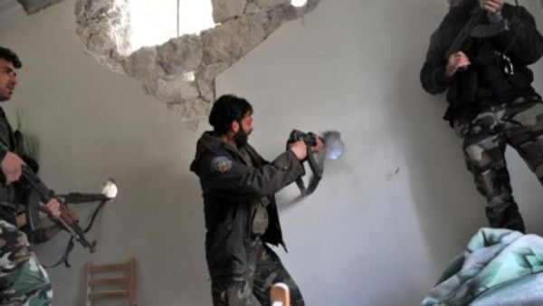 مقاتلون من المعارضة يشتبكون مع القوات النظامية في حي سيف الدولة بحلب/أ.ف.ب