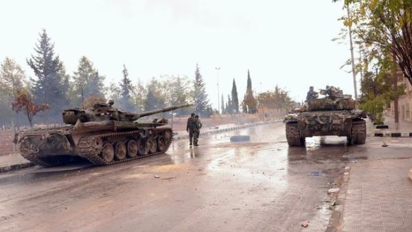 دبابات الجيش السوري النظامي في احد شوارع حلب/أ.ف.ب