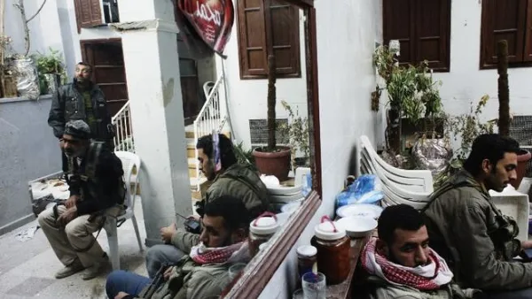 مقاتلون من المعارضة خلال استراحة في احد منازل حلب/أ.ف.ب