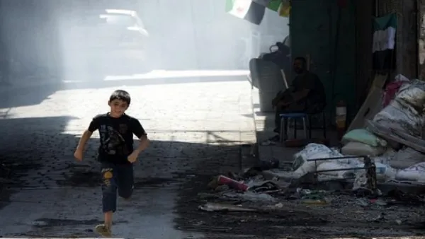 طفل يهرب من القتال في احد شوارع حلب/أ.ف.ب