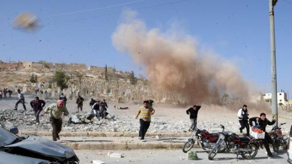 مواطنون يهربون من قصف جوي شمال سوريا/أ.ف.ب