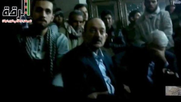 صورة عن مقطع فيديو تظهر امين فرع حزب البعث في الرقة والمحافظ في قبضة المعارضة/أ.ف.ب