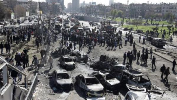مشهد عام لاثار التفجير الذي وقع في دمشق الخميس بالقرب من مقر حزب البعث الحاكم/أ.ف.ب
