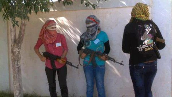 صورة يتداولها نشطاء سوريون على الفيسبوك لمقاتلات في الجيش الحر في مدينة الحسكة 