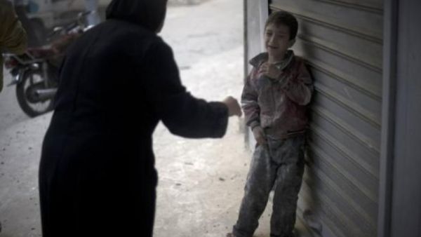 طفل سوري مرعوب من القصف/أ.ف.ب