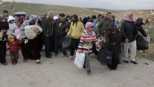 سوريون يجتازون الحدود نحو الاردن/أ.ف.ب