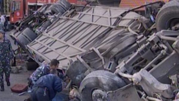 رجال امن لبنانيون يحاولن انقاذ ضحايا الحافلة/الصورة عن موقع جريدة النهار اللبنانية