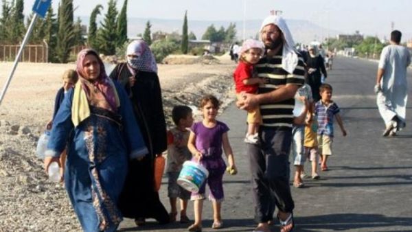 عائلة سورية تفر الى تركيا/أ.ف.ب