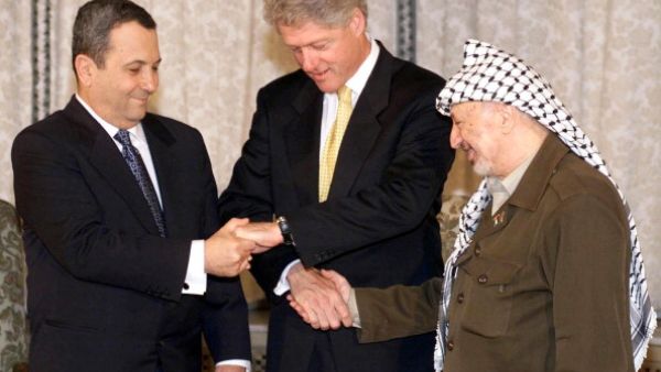 Former US President Bill Clinton , Israeli Prime Minister Ehud Barak and Palestinian leader Yasser Arafat (R) shake hands before a meeting in the residence of the US ambassador to Norway, 02 November 1999. [Getty Images]