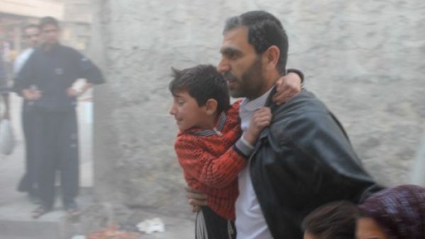 أب ينقذ اطفاله من القصف في حلب/ أرشيفية