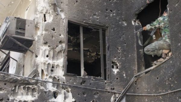 مقاتل فلسطيني من الجبهة الشعبية لتحرير فلسطين - القيادة العامة خلال قتال مع المعارضة في مخيم اليرموك بدمشق/أ.ف.ب