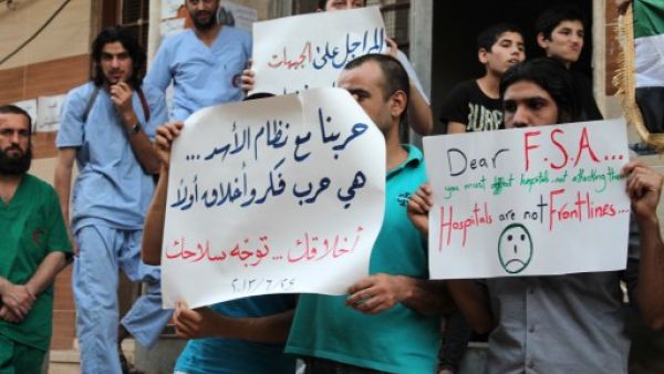 محتجون في دير الزور على تصرفات مسلحي المعارضة/أ.ف.ب