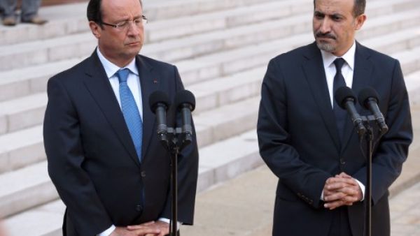 الرئيس الفرنسي فرانسوا اولاند ورئيس الائتلاف السوري المعارض احمد الجربا/أ.ف.ب