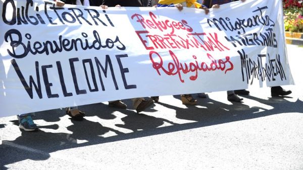 متظاهرون ألمان يرفعون شعارات ترحيبية باللاجئين السوريين