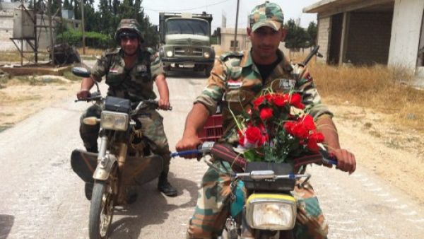 جنود من الجيش النظامي السوري يجوبون شوارع قرية البويضة/أ.ف.ب