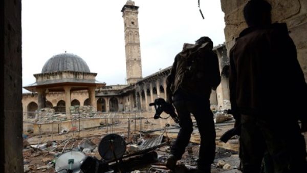 مقاتلون من المعارضة في مسجد امية بحلب/أ.ف.ب