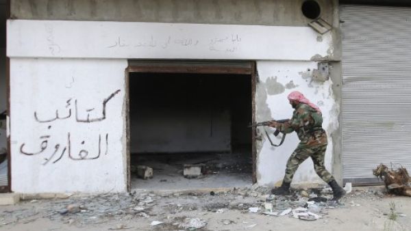 تخوض القوات النظامية معارك لاستعادة قرى سيطر عليها المعارضون