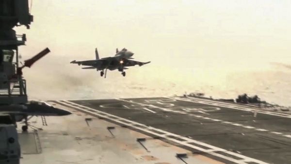 مقاتلة روسية تحط على مدرج حاملة الطائرات كوزنيتسوف