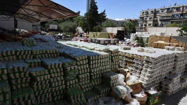 وصول أول قافلة محملة بالمساعدات الإنسانية إلى مدينة دير الزور