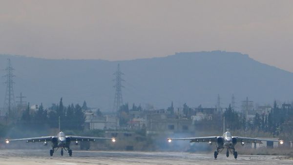 قاذفتان روسيتان في قاعدة حميميم الجوية