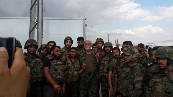 مجموعة من جنود الجيش السوري والذين نفذوا عملية تحرير المحاصرين في "جسر الشغور"