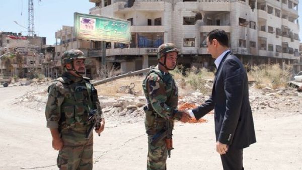 الرئيس السوري يتفقد جيش بلاده في مدينة داريا القريبة من دمشق/ أرشيفية