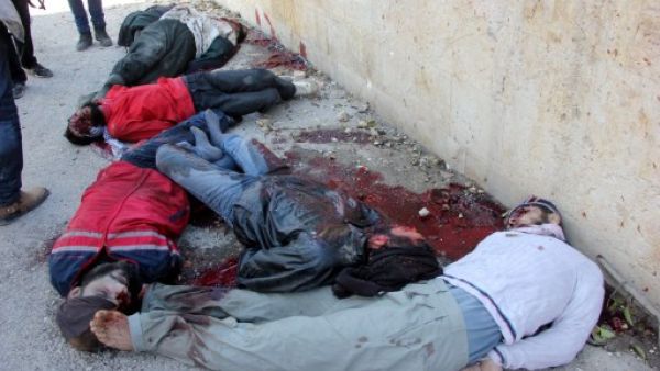 جثث رجال في حلب اعدمتهم داعش على ما يبدو /أ.ف.ب
