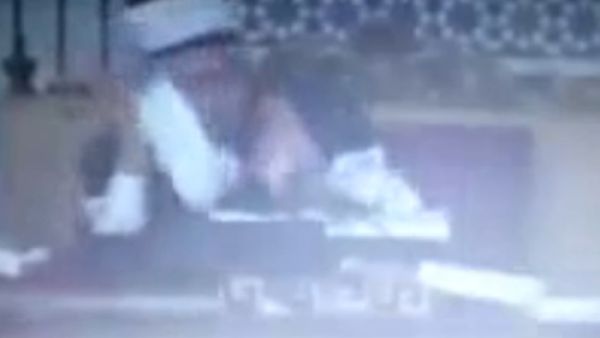 البوطي لحظة نهوضه وتعديل عمامته بعد الانفجار 