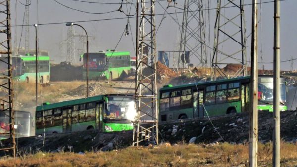 الحافلات الخضراء تقل المسلحين وعائلاتهم إلى مناطق سيطرة المعارضة 