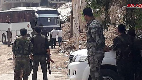 حافلات تقل المسلحين وعائلاتهم تستعد لمغادرة بلدات جنوب دمشق