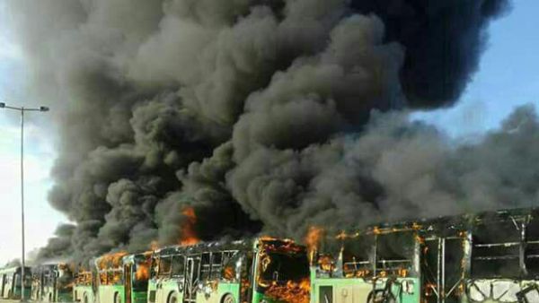 احتراق حافلات لإجلاء المدنيين من كفريا والفوعة في ريف إدلب